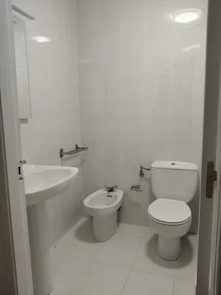 Piezas de baño: lavabo, bidé, inodoro