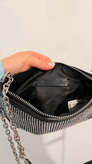 Bolso Bershka negro con brillos y cadena