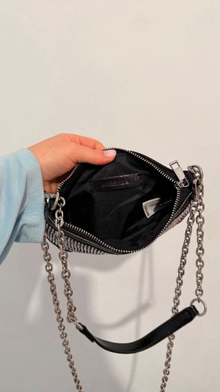 Bolso Bershka negro con brillos y cadena