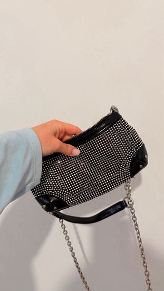 Bolso Bershka negro con brillos y cadena