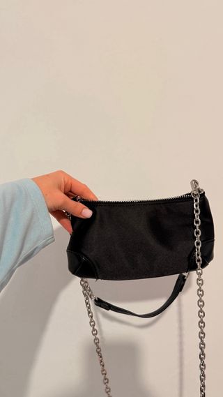 Bolso Bershka negro con brillos y cadena