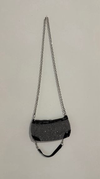 Bolso Bershka negro con brillos y cadena