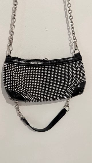 Bolso Bershka negro con brillos y cadena