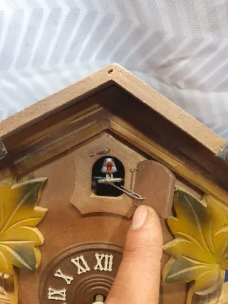 Reloj  de cuco no funciona ay que repararlo