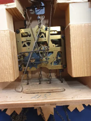 Reloj  de cuco no funciona ay que repararlo