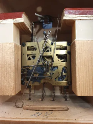 Reloj  de cuco no funciona ay que repararlo