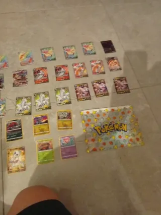 Cartas Pokémon y Estuche para guardar cartas