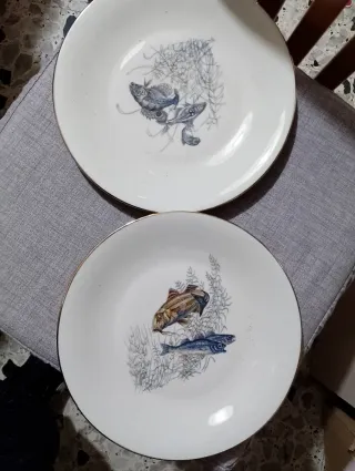 Servizio piatti in ceramica con pesci