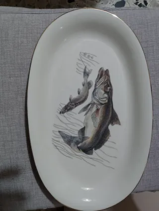 Servizio piatti in ceramica con pesci