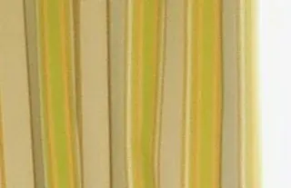 Cortinas salón cristalera beige y verde con ropa