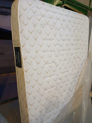 Colchón Victoria con patas y somier