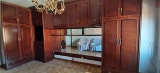 Armario de madera maciza