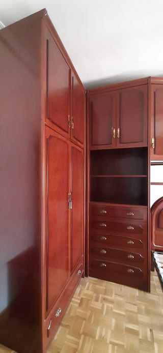 Armario de madera maciza