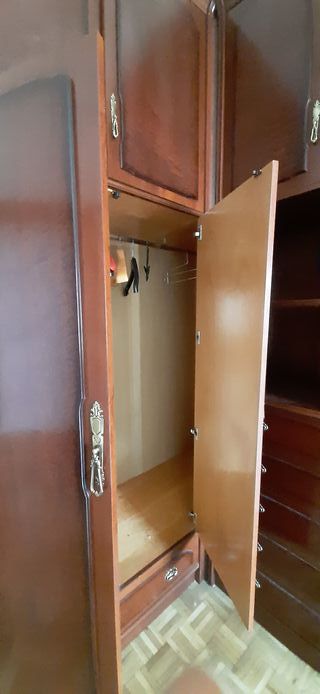 Armario de madera maciza