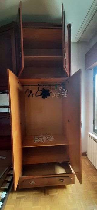 Armario de madera maciza