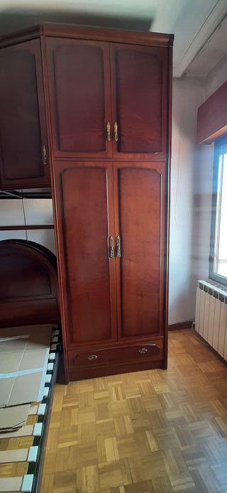 Armario de madera maciza