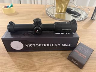 Mira Victoptics S6 1-6x24 LPVO Nova Caixa