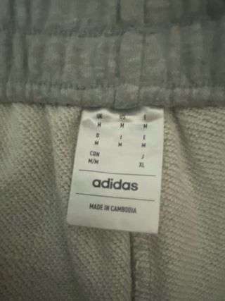 Pantalón corto Adidas gris
