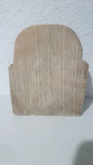 Figura de cabeza de piedra tallada