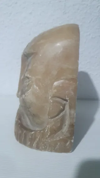 Figura de cabeza de piedra tallada