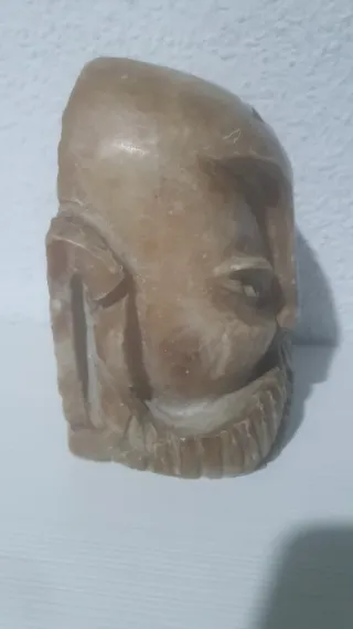 Figura de cabeza de piedra tallada