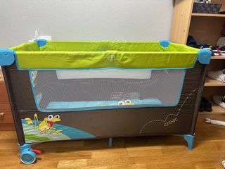 Cuna de viaje con diseño de ranas