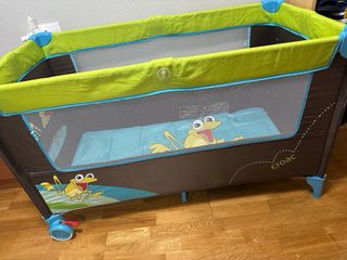 Cuna de viaje con diseño de ranas
