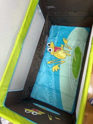 Cuna de viaje con diseño de ranas
