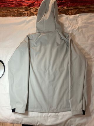 Chaqueta The North Face gris impermeable