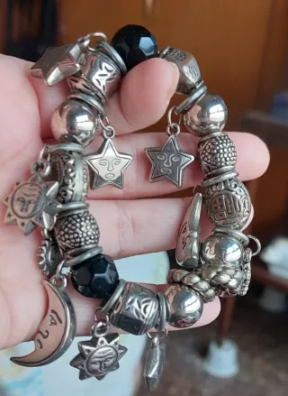 Pulsera plateada con dijes sol, luna, estrella
