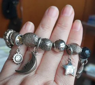 Pulsera plateada con dijes sol, luna, estrella