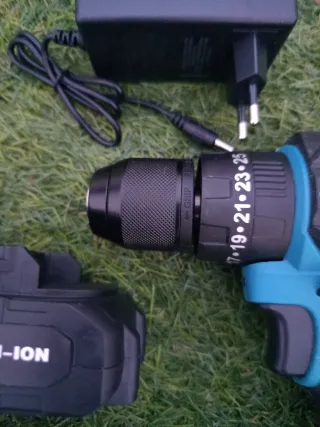 Taladro percutor 21V con baterías y cargador