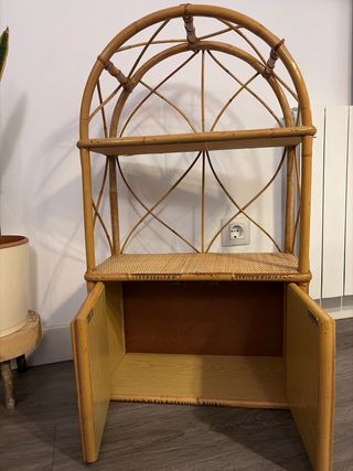 Estantería de mimbre con puertas