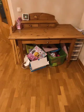 Mesa de madera marrón