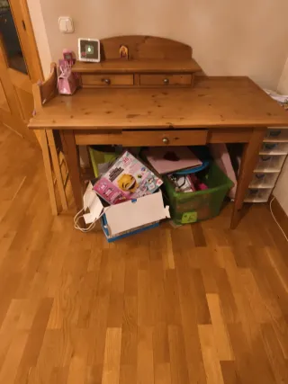 Mesa de madera marrón