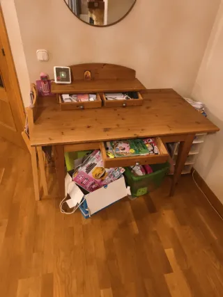 Mesa de madera marrón