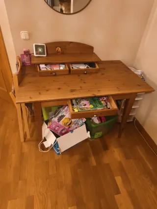 Mesa de madera marrón