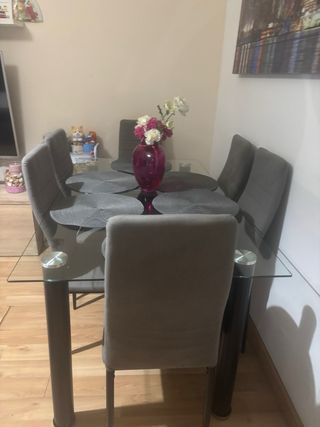 Comedor de cristal y tela gris