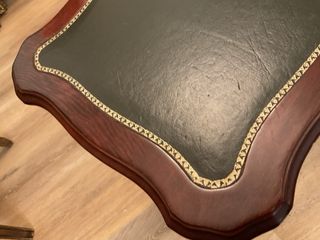 Tavoli ausiliari in legno e pelle