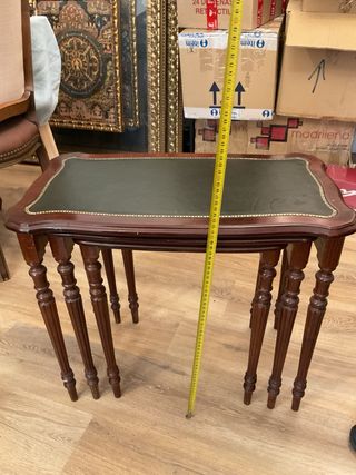 Tavoli ausiliari in legno e pelle