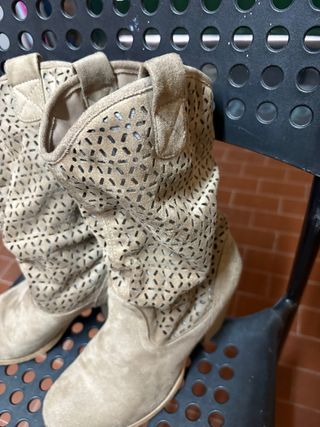 Stivali donna traforati beige