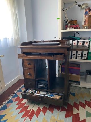 Mesa de ordenador de madera con cajones