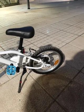 Bicicleta infantil Btwin 100 azul y blanca