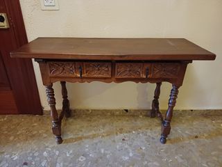 Cómoda de madera tallada con cajones