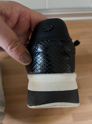 Zapatillas Comfeet Negras y Blancas