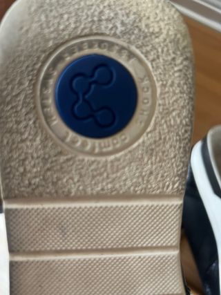 Zapatillas Comfeet Negras y Blancas