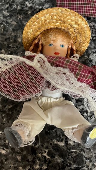 Muñeca de porcelana con sombrero