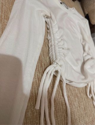 Top blanco acanalado con lazos