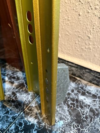 Cerradura de puerta metálica dorada