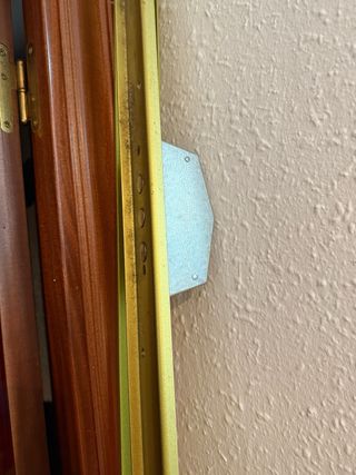 Cerradura de puerta metálica dorada